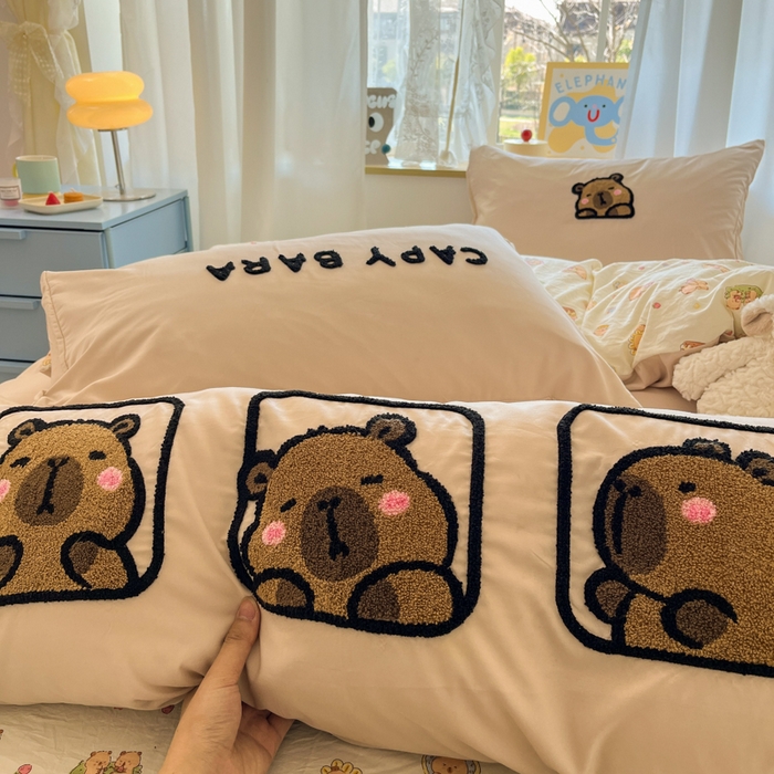 91家纺网 家纺一手货源 找家纺 罗亿家纺 2025新款110g高克重云朵棉直播热款毛巾绣四件套(场景二）提供买家秀 卡皮巴拉