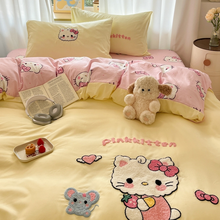 91家纺网 家纺一手货源 找家纺 罗亿家纺 2025新款110g高克重云朵棉直播热款毛巾绣四件套(场景二）提供买家秀 可爱小猫-黄