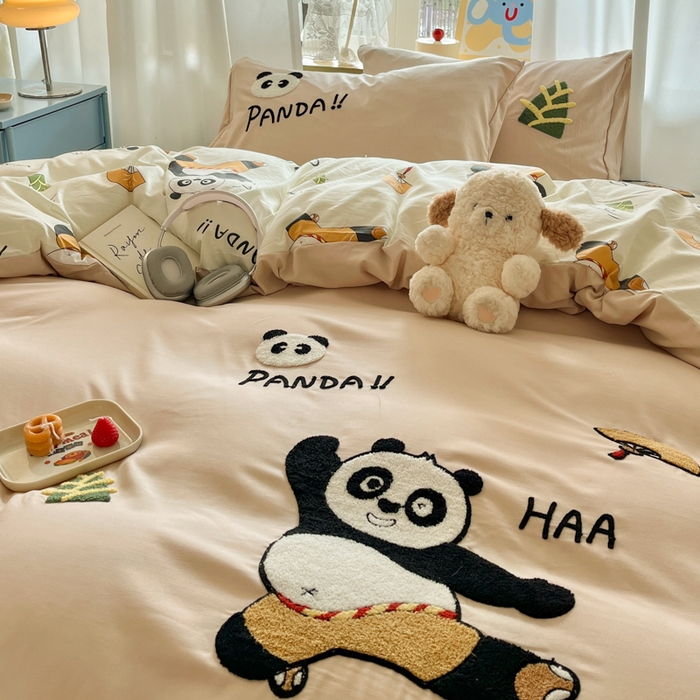 91家纺网 家纺一手货源 找家纺 罗亿家纺 2025新款110g高克重云朵棉直播热款毛巾绣四件套(场景二）提供买家秀 熊猫会功夫