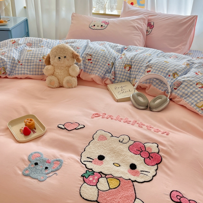 91家纺网 家纺一手货源 找家纺 罗亿家纺 2025新款110g高克重云朵棉直播热款毛巾绣四件套(场景二）提供买家秀 可爱小猫-粉