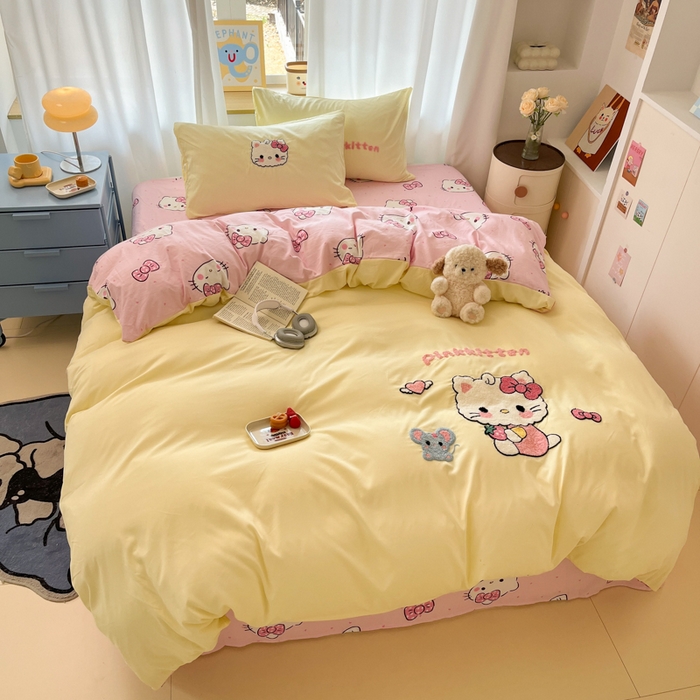 91家纺网 家纺一手货源 找家纺 罗亿家纺 2025新款110g高克重云朵棉直播热款毛巾绣四件套(场景二）提供买家秀 可爱小猫-黄