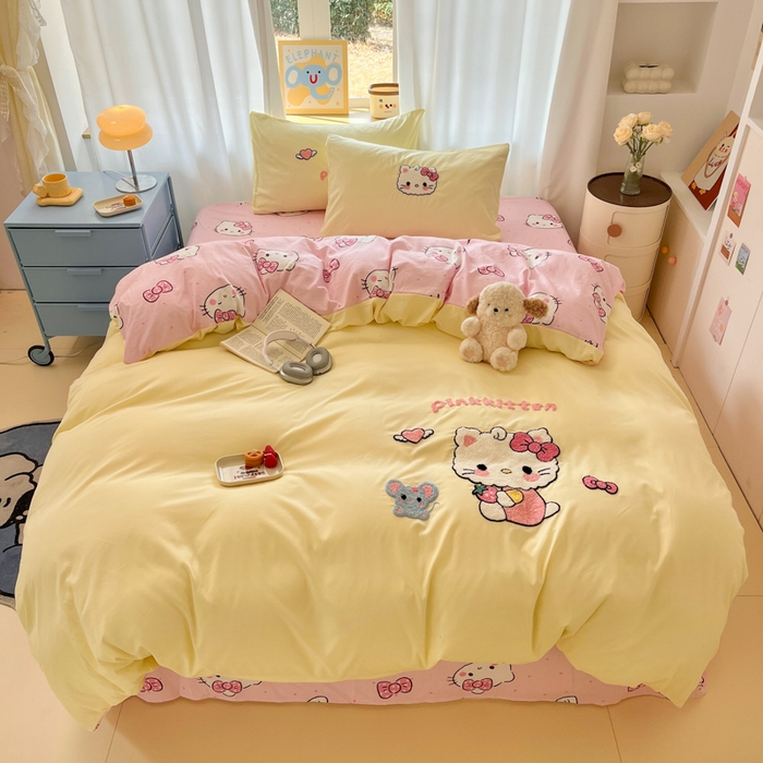 91家纺网 家纺一手货源 找家纺 罗亿家纺 2025新款110g高克重云朵棉直播热款毛巾绣四件套(场景二）提供买家秀 可爱小猫-黄