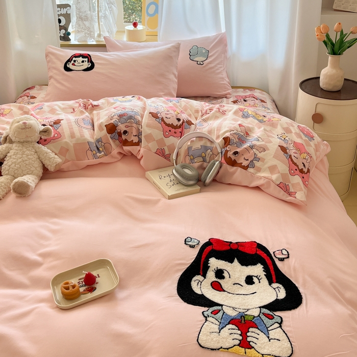 91家纺网 家纺一手货源 找家纺 罗亿家纺 2025新款110g高克重云朵棉直播热款毛巾绣四件套(场景二）提供买家秀 不二家公主