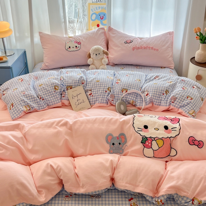 91家纺网 家纺一手货源 找家纺 罗亿家纺 2025新款110g高克重云朵棉直播热款毛巾绣四件套(场景二）提供买家秀 可爱小猫-粉