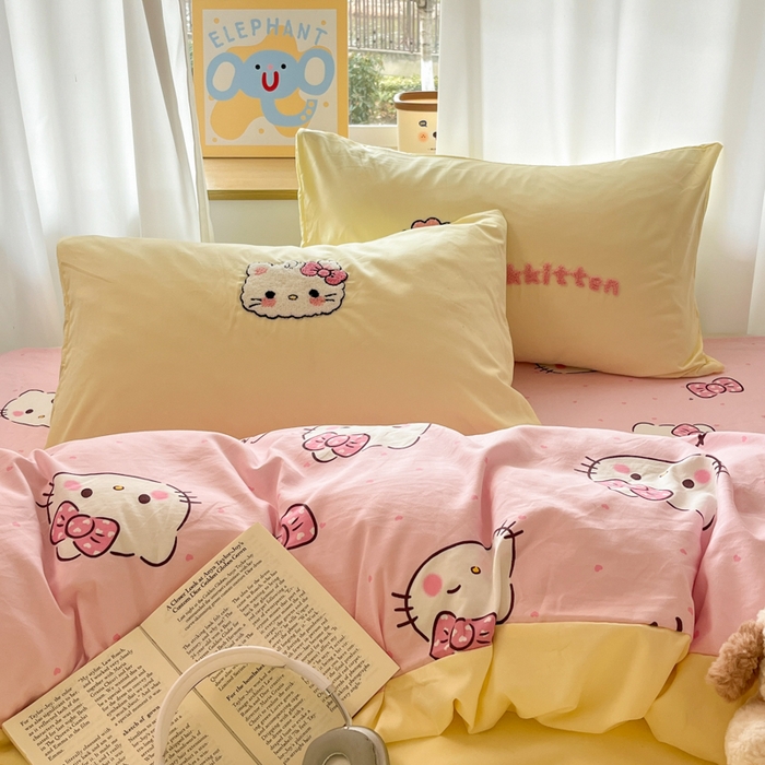 91家纺网 家纺一手货源 找家纺 罗亿家纺 2025新款110g高克重云朵棉直播热款毛巾绣四件套(场景二）提供买家秀 可爱小猫-黄