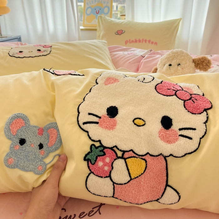 91家纺网 家纺一手货源 找家纺 罗亿家纺 2025新款110g高克重云朵棉直播热款毛巾绣四件套(场景二）提供买家秀 可爱小猫-黄