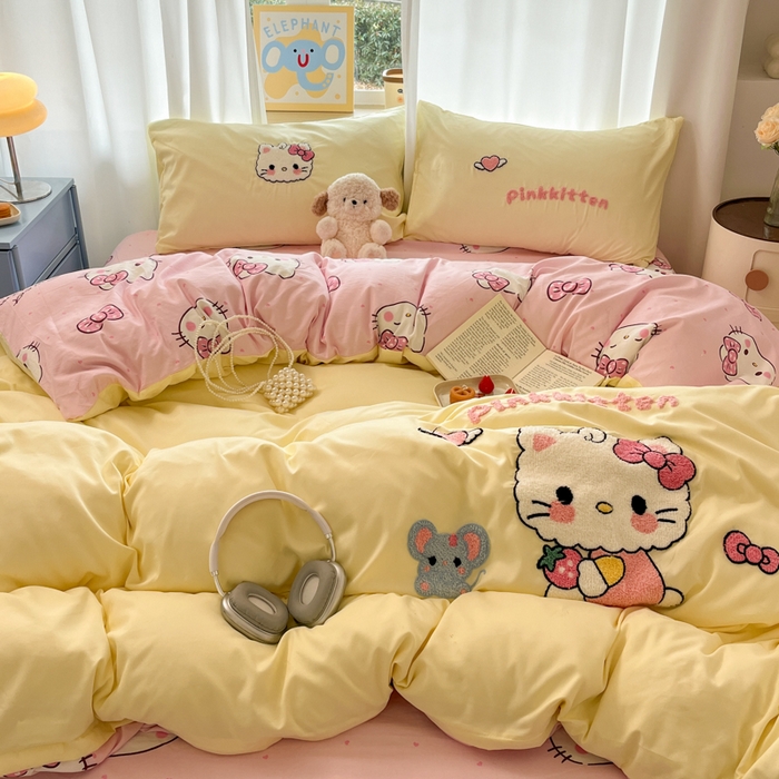 91家纺网 家纺一手货源 找家纺 罗亿家纺 2025新款110g高克重云朵棉直播热款毛巾绣四件套(场景二）提供买家秀 可爱小猫-黄