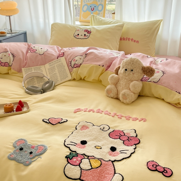 91家纺网 家纺一手货源 找家纺 罗亿家纺 2025新款110g高克重云朵棉直播热款毛巾绣四件套(场景二）提供买家秀 可爱小猫-黄