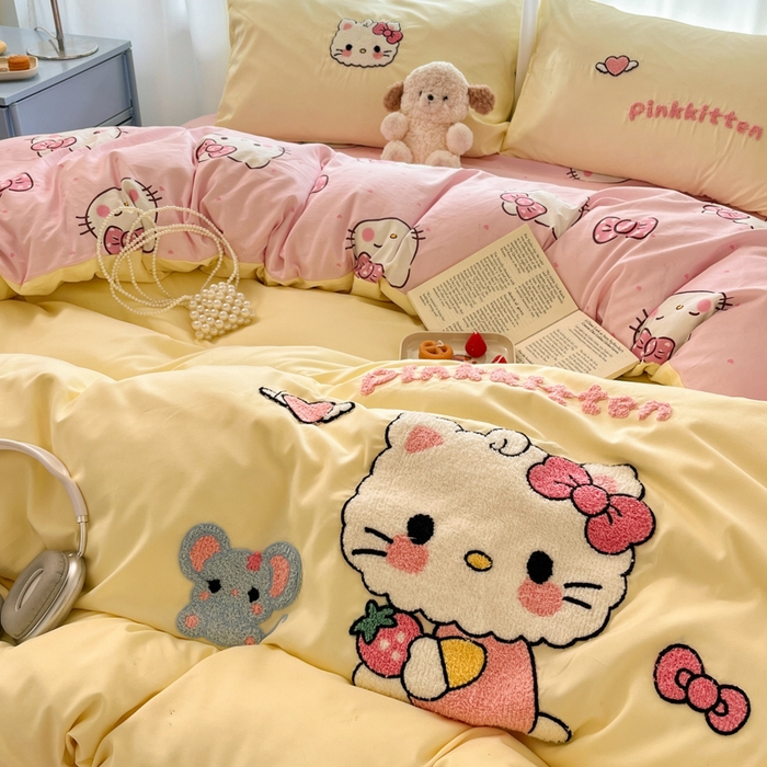 91家纺网 家纺一手货源 找家纺 罗亿家纺 2025新款110g高克重云朵棉直播热款毛巾绣四件套(场景二）提供买家秀 可爱小猫-黄