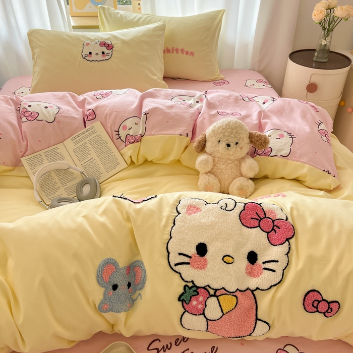 91家纺网 家纺一手货源 找家纺 罗亿家纺 2025新款110g高克重云朵棉直播热款毛巾绣四件套(场景二）提供买家秀 可爱小猫-黄