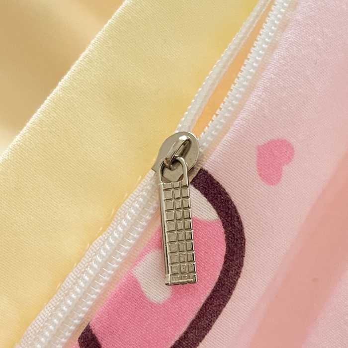 91家纺网 家纺一手货源 找家纺 罗亿家纺 2025新款110g高克重云朵棉直播热款毛巾绣四件套(场景二）提供买家秀 可爱小猫-黄