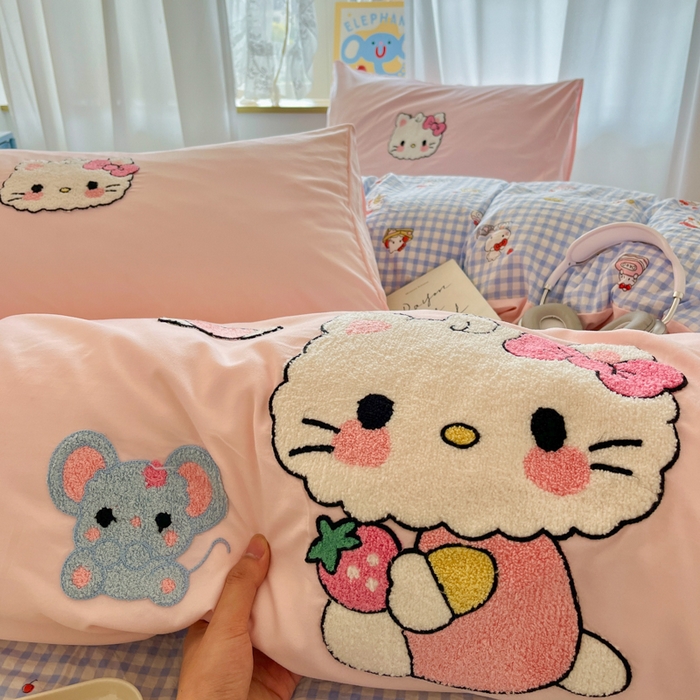 91家纺网 家纺一手货源 找家纺 罗亿家纺 2025新款110g高克重云朵棉直播热款毛巾绣四件套(场景二）提供买家秀 可爱小猫-粉