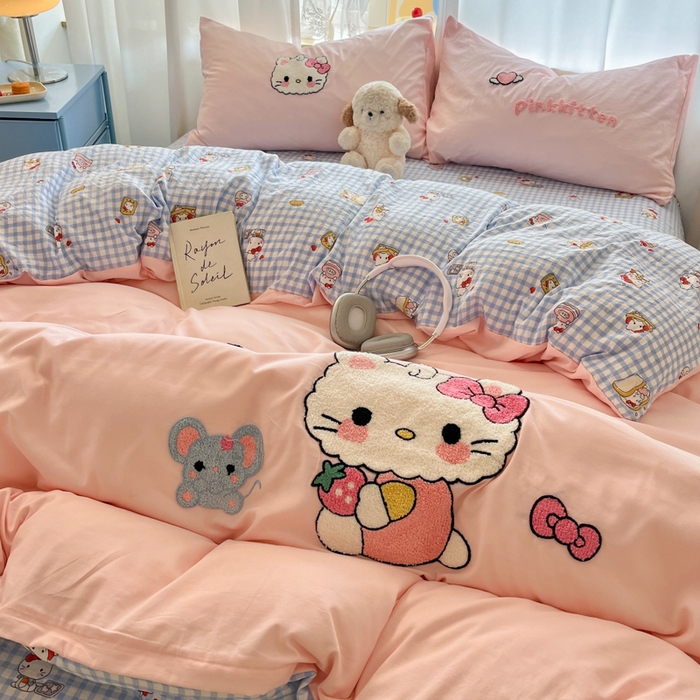 91家纺网 家纺一手货源 找家纺 罗亿家纺 2025新款110g高克重云朵棉直播热款毛巾绣四件套(场景二）提供买家秀 可爱小猫-粉