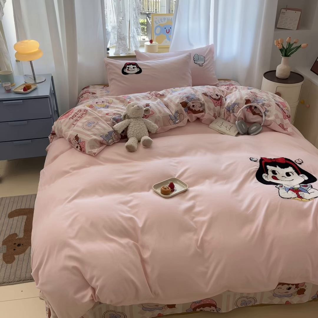 91家纺网 家纺一手货源 找家纺 罗亿家纺 2025新款110g高克重云朵棉直播热款毛巾绣四件套(场景二）提供买家秀 不二家公主