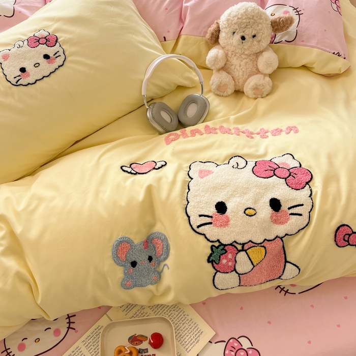 91家纺网 家纺一手货源 找家纺 罗亿家纺 2025新款110g高克重云朵棉直播热款毛巾绣四件套(场景二）提供买家秀 可爱小猫-黄