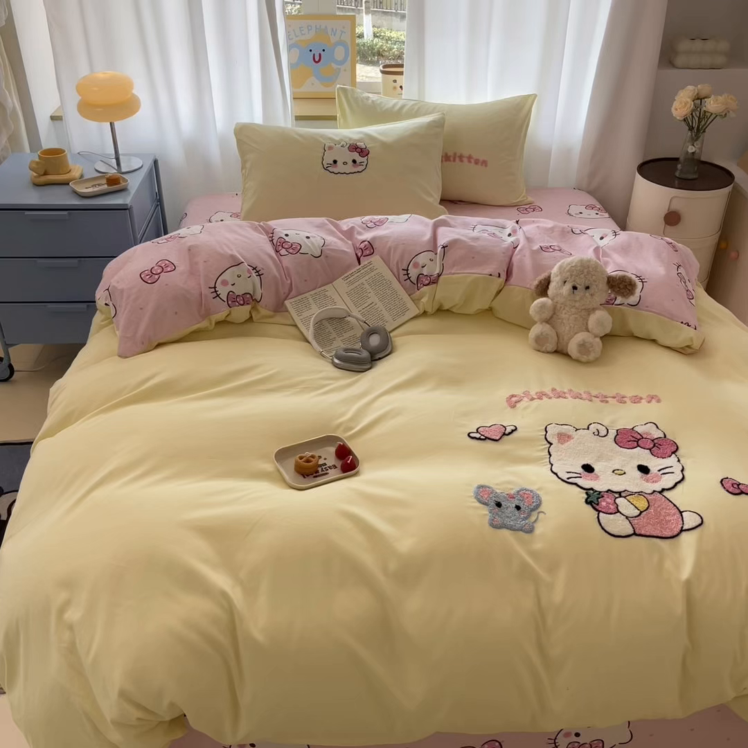 91家纺网 家纺一手货源 找家纺 罗亿家纺 2025新款110g高克重云朵棉直播热款毛巾绣四件套(场景二）提供买家秀 可爱小猫-黄