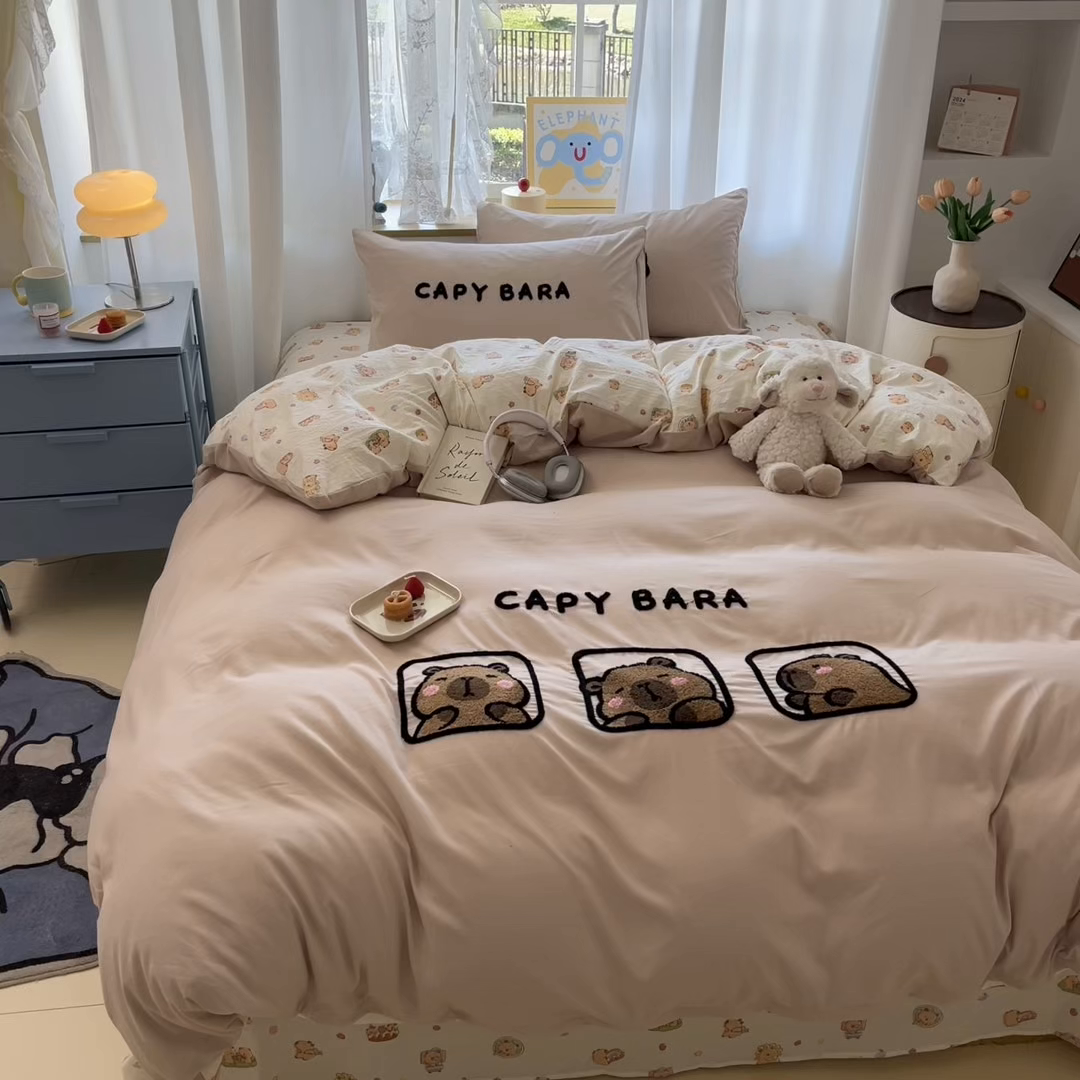 91家纺网 家纺一手货源 找家纺 罗亿家纺 2025新款110g高克重云朵棉直播热款毛巾绣四件套(场景二）提供买家秀 卡皮巴拉