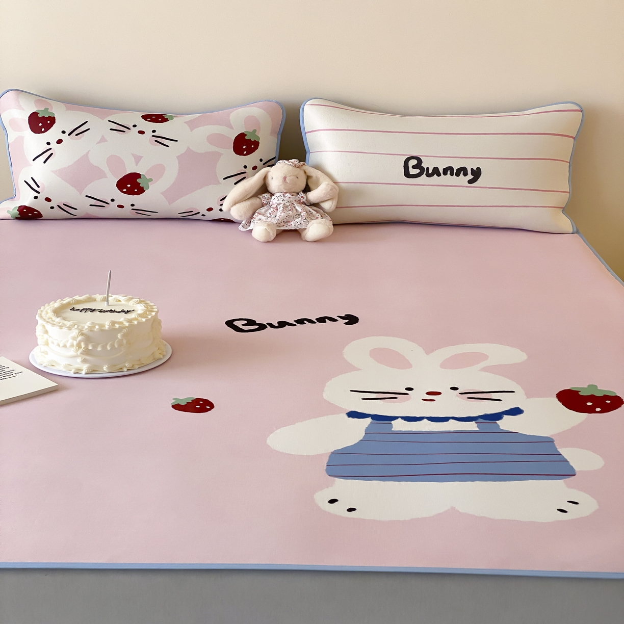 91家纺网 家纺一手货源 找家纺 三味舒屋 2025新款小可爱系列大版印花冰藤凉席 邦尼兔-床席款