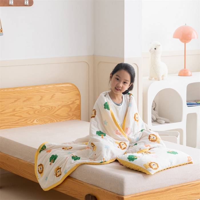 91家纺网 家纺一手货源 找家纺 艾佳宝贝 2025新款A类豆豆针织儿童多功能盖毯安抚夏被-模特图 lucky 萌狮