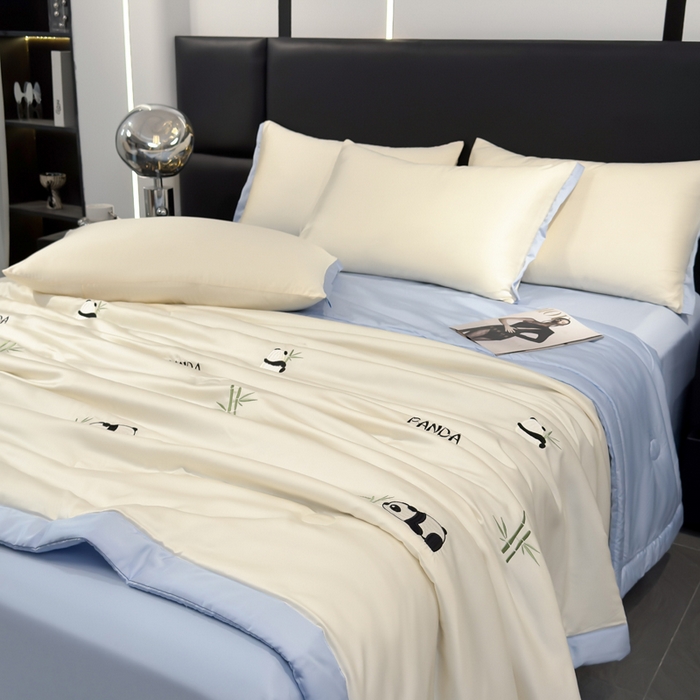 91家纺网 家纺一手货源 找家纺 2025新款清凉舒适水洗冰丝刺绣夏被四件套 熊猫-奶白蓝