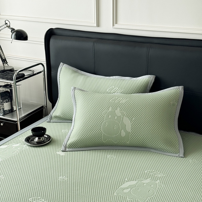 91家纺网 家纺一手货源 找家纺 卡罗兰 2025新款PE提花冰丝凉席凉豆豆床单床笠款凉席-奶牛款 绿色