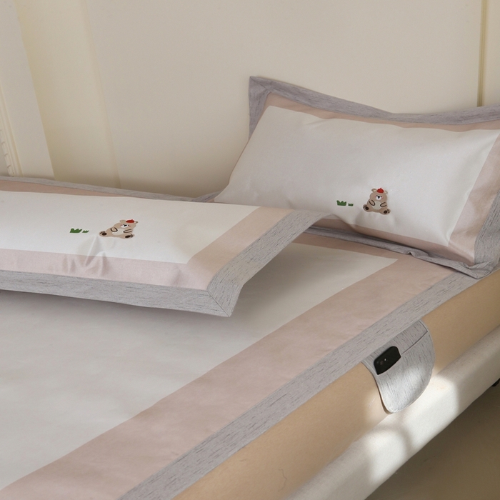 91家纺网 家纺一手货源 找家纺 木希2025春夏新款可水洗冰丝席幻彩刺绣平席系列-场景一 森林小熊