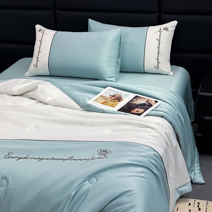 91家纺网 家纺一手货源 找家纺 卡罗兰 2025新款水洗真丝夏凉被空调被拼接款手工包边浪漫花语系列 浪漫花语-青石绿