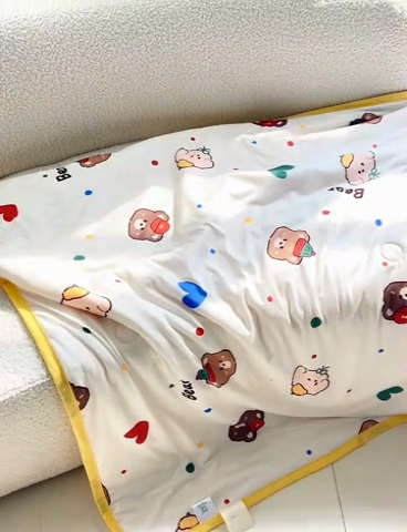 91家纺网 家纺一手货源 找家纺 艾佳宝贝 2025新款A类豆豆针织儿童多功能盖毯安抚夏被-模特图 彩虹波点熊