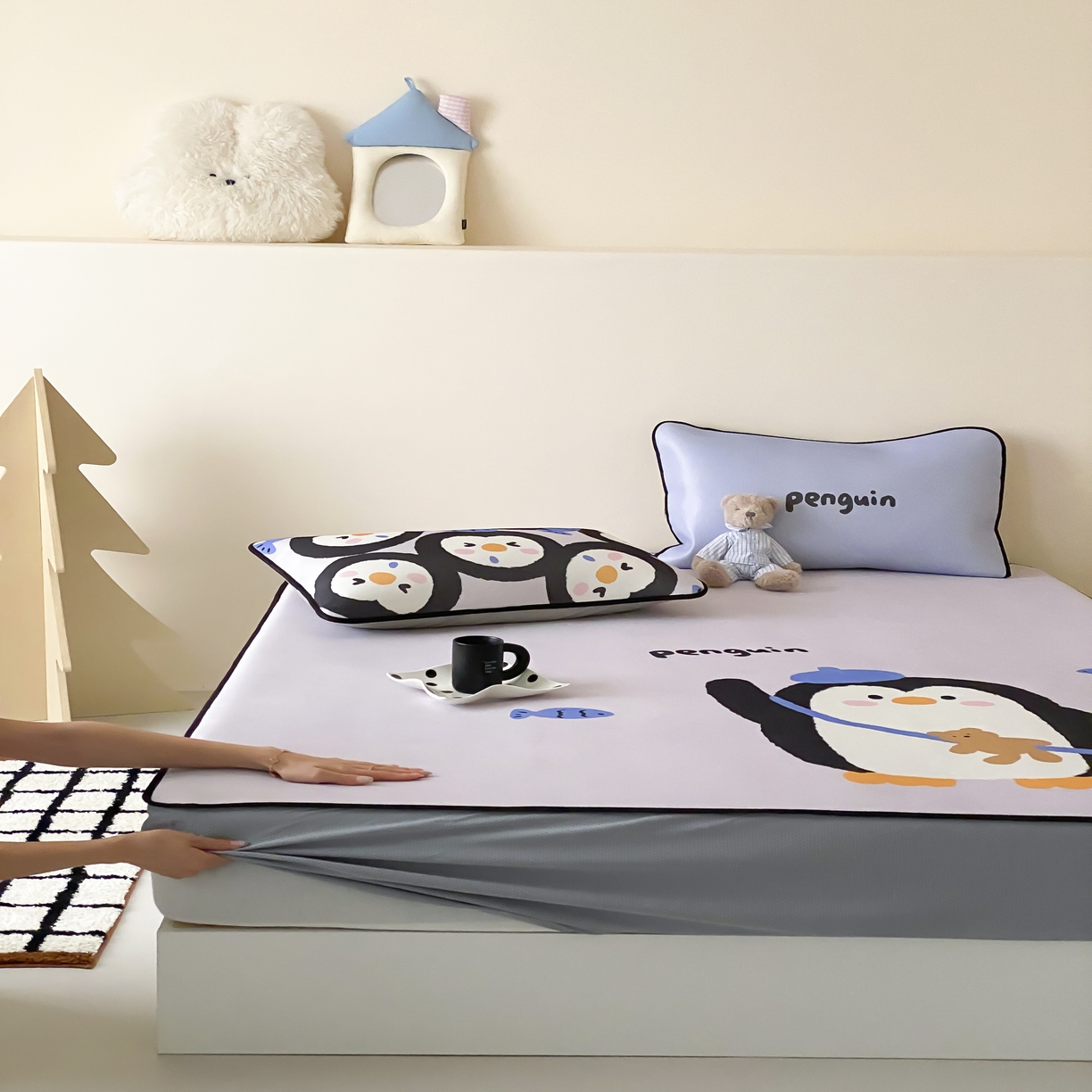 91家纺网 家纺一手货源 找家纺 三味舒屋 2025新款小可爱系列大版印花冰藤凉席 企鹅仔-床笠款