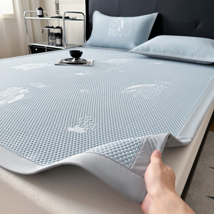 91家纺网 家纺一手货源 找家纺 卡罗兰 2025新款PE提花冰丝凉席凉豆豆床单床笠款凉席-奶牛款 蓝色