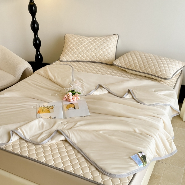 91家纺网 家纺一手货源 找家纺 2025新款加厚乳胶床笠款经典纯色夏被套件 方格-米杏