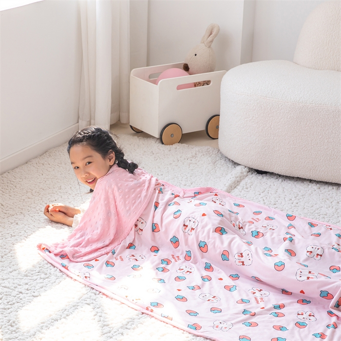 91家纺网 家纺一手货源 找家纺 艾佳宝贝 2025新款A类针织豆豆儿童多功能宿舍午睡安抚盖毯 草莓萌兔-盖毯