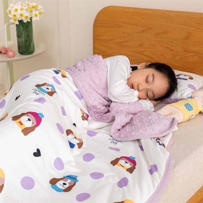 91家纺网 家纺一手货源 找家纺 艾佳宝贝 2025新款A类豆豆针织儿童多功能盖毯安抚夏被-模特图 晚安小狗