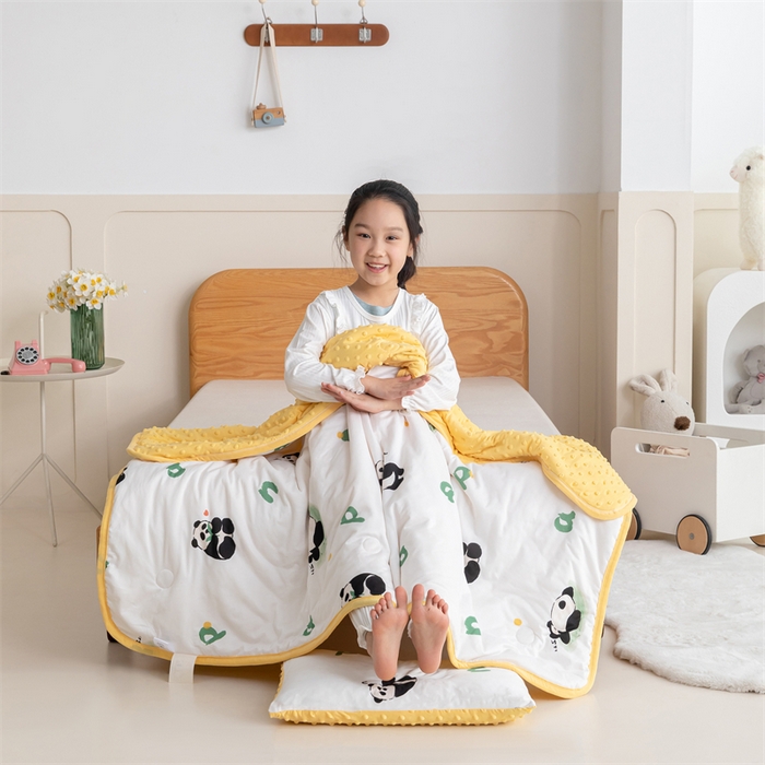 91家纺网 家纺一手货源 找家纺 艾佳宝贝 2025新款A类豆豆针织儿童多功能盖毯安抚夏被-模特图 字母熊猫