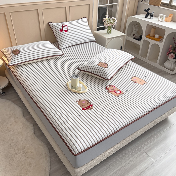 91家纺网 家纺一手货源 找家纺 炫拼  2025新款A类凉豆豆提花条纹卡通刺绣床笠席三件套 元气卡皮