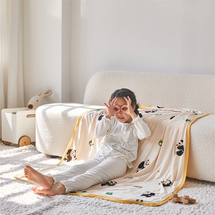 91家纺网 家纺一手货源 找家纺 艾佳宝贝 2025新款A类针织豆豆儿童多功能宿舍午睡安抚盖毯 字母熊猫-盖毯