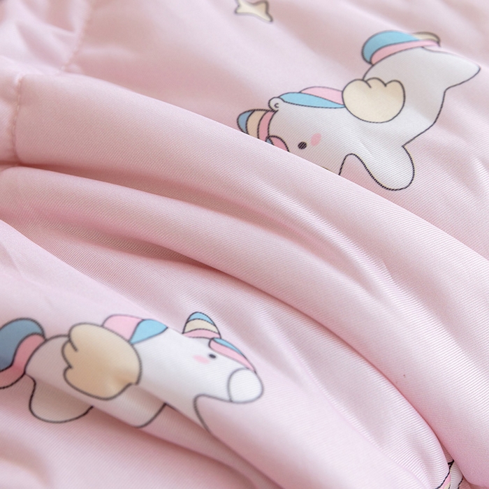 91家纺网 家纺一手货源 找家纺 艾佳宝贝 2025春夏新款A类凉感丝儿童糖果抗菌夏被 彩虹天使马