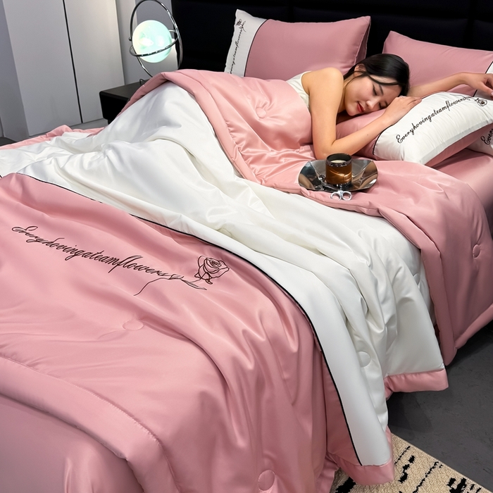 91家纺网 家纺一手货源 找家纺 卡罗兰 2025新款水洗真丝夏凉被空调被拼接款手工包边浪漫花语系列 浪漫花语-樱花粉