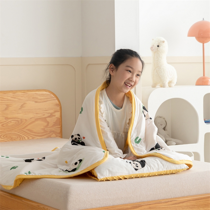 91家纺网 家纺一手货源 找家纺 艾佳宝贝 2025新款A类豆豆针织儿童多功能盖毯安抚夏被-模特图 字母熊猫