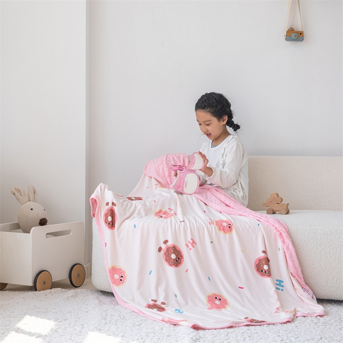91家纺网 家纺一手货源 找家纺 艾佳宝贝 2025新款A类针织豆豆儿童多功能宿舍午睡安抚盖毯 甜甜与圈圈-盖毯