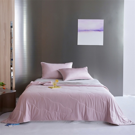 91家纺网 家纺一手货源 找家纺 头等舱  2025新款锦氨（165克）水光亮面锦A类55莱赛尔植物大豆7A抗菌夏凉被夏被-配礼盒（空镜图） 水粉色＋银灰