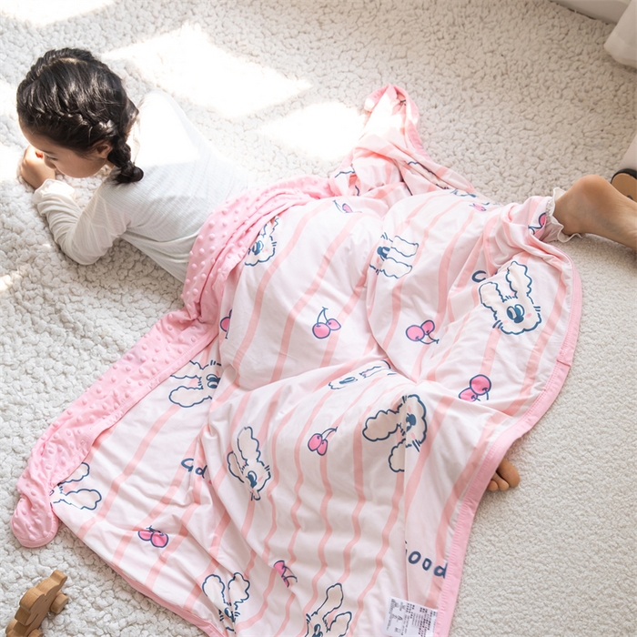 91家纺网 家纺一手货源 找家纺 艾佳宝贝 2025新款A类针织豆豆儿童多功能宿舍午睡安抚盖毯 樱桃长耳兔-盖毯