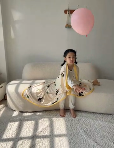 91家纺网 家纺一手货源 找家纺 艾佳宝贝 2025新款A类针织豆豆儿童多功能宿舍午睡安抚盖毯 字母熊猫-盖毯