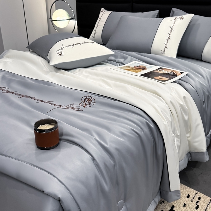 91家纺网 家纺一手货源 找家纺 卡罗兰 2025新款水洗真丝夏凉被空调被拼接款手工包边浪漫花语系列 浪漫花语-浅灰