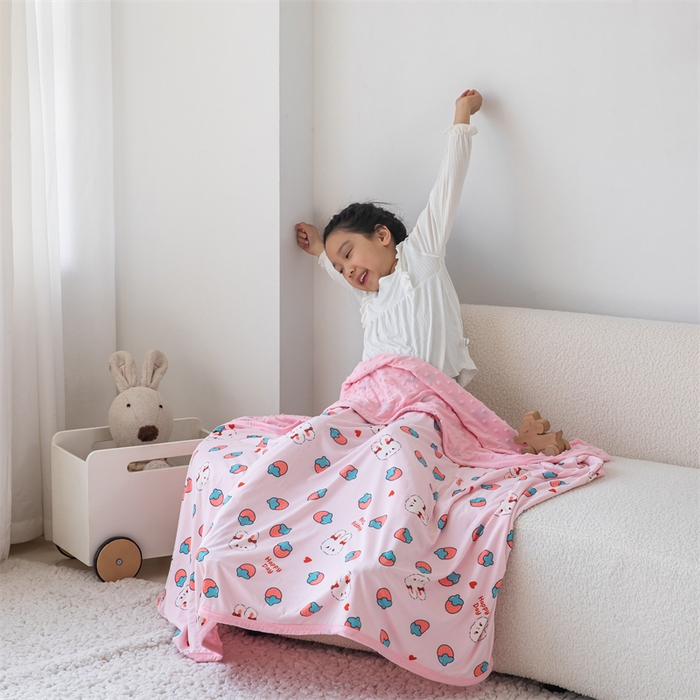 91家纺网 家纺一手货源 找家纺 艾佳宝贝 2025新款A类针织豆豆儿童多功能宿舍午睡安抚盖毯 草莓萌兔-盖毯
