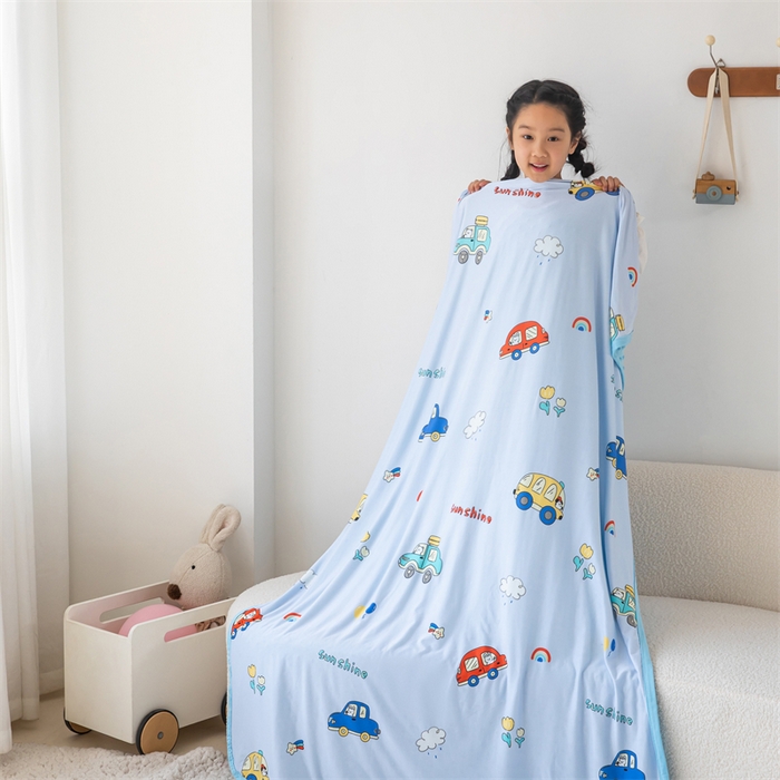 91家纺网 家纺一手货源 找家纺 艾佳宝贝 2025新款A类针织豆豆儿童多功能宿舍午睡安抚盖毯 汽车小纵队-盖毯