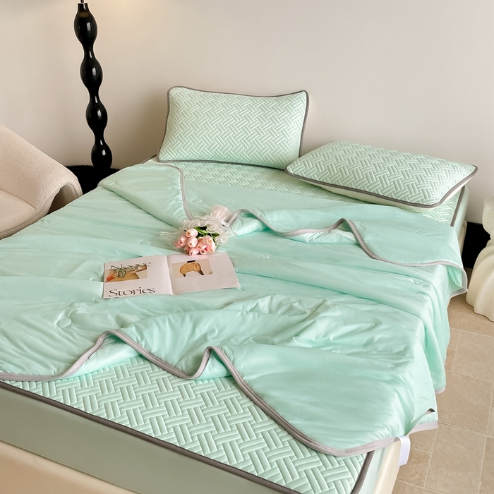 91家纺网 家纺一手货源 找家纺 2025新款加厚乳胶床笠款经典纯色夏被套件 饼干花-水绿