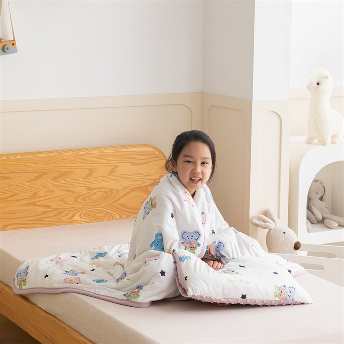 91家纺网 家纺一手货源 找家纺 艾佳宝贝 2025新款A类豆豆针织儿童多功能盖毯安抚夏被-模特图 长鼻子大象