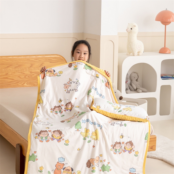 91家纺网 家纺一手货源 找家纺 艾佳宝贝 2025新款A类豆豆针织儿童多功能盖毯安抚夏被-模特图 童年的伙伴
