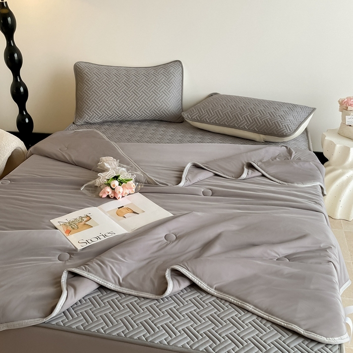 91家纺网 家纺一手货源 找家纺 2025新款加厚乳胶床笠款经典纯色夏被套件 饼干花-深灰